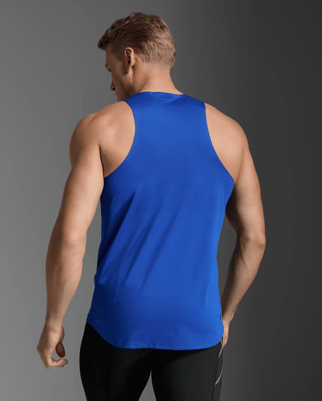 2XU Men Lightspeed Tech Singlet - Surf / Black Reflective - Image 4