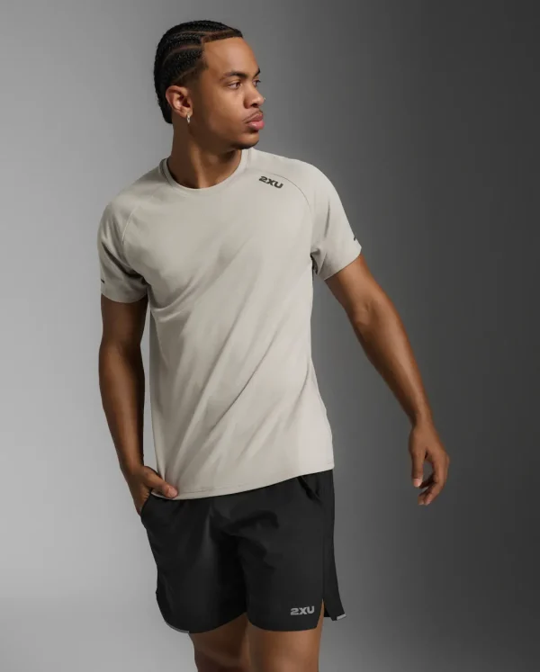 2XU Men Aero Tee - Carbon / Black Reflective - Image 2