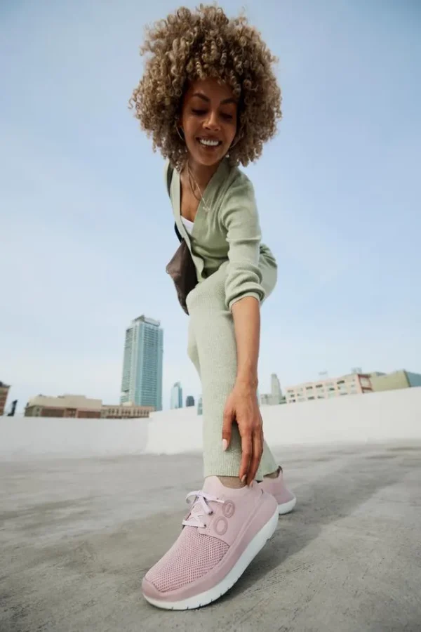 OOFOS Women OOmy Stride - White / Stardust - Image 2