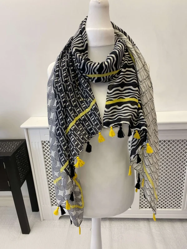 Ladies Swirl Tassel Scarf - Image 3