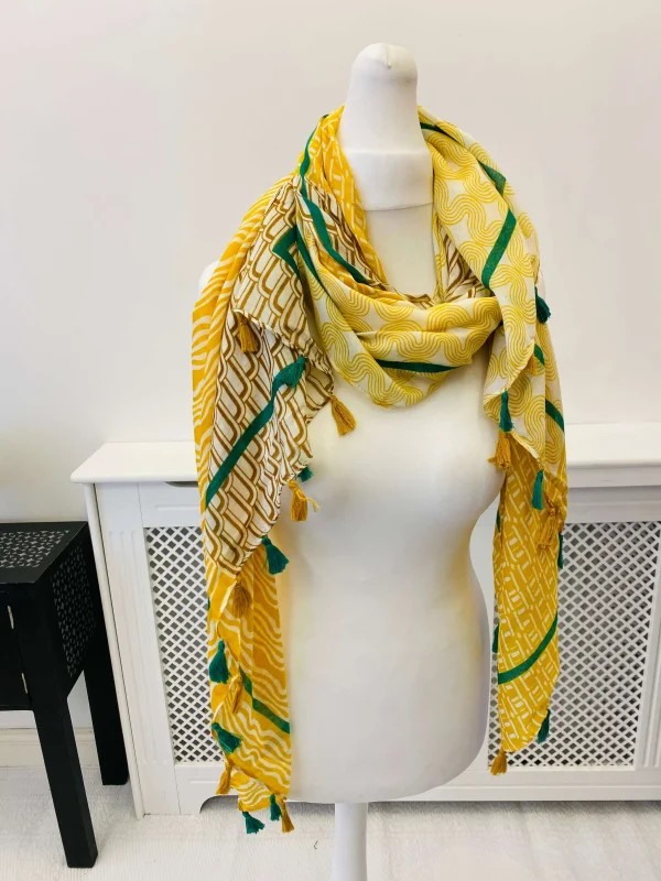 Ladies Swirl Tassel Scarf